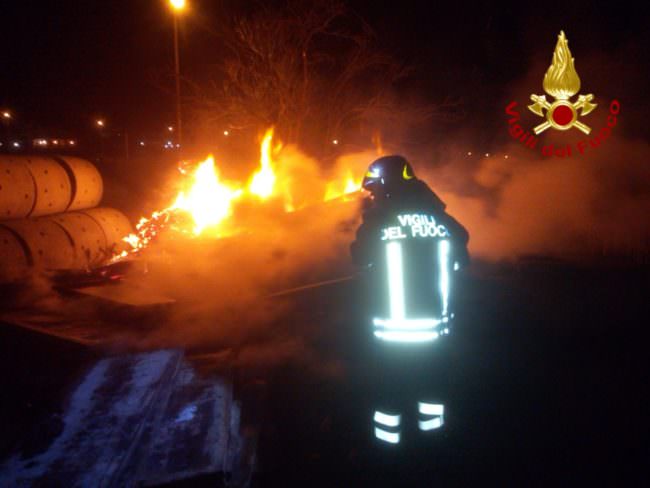 Grave incendio nel Catanese: fiamme in un cantiere – FOTO