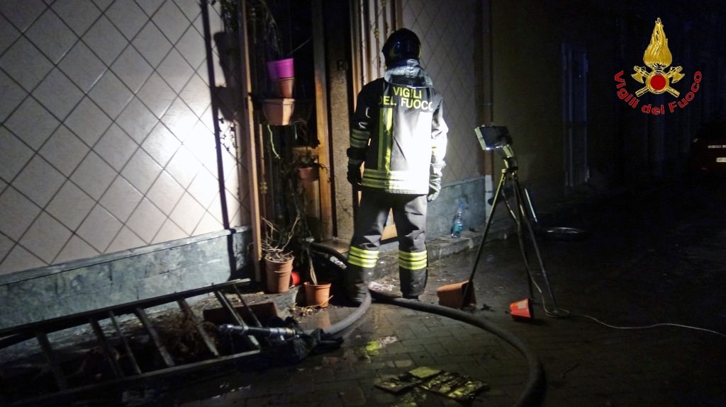 Fiamme divorano appartamento, lui viene tirato fuori ma muore poco dopo: i DETTAGLI con FOTO e VIDEO