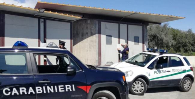 Scoperto meccanico e carrozziere abusivo nel Catanese: 60enne denunciato anche per caccia con mezzi vietati