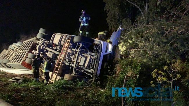 Incidente A18, dal ribaltamento alla tragedia: morto il camionista