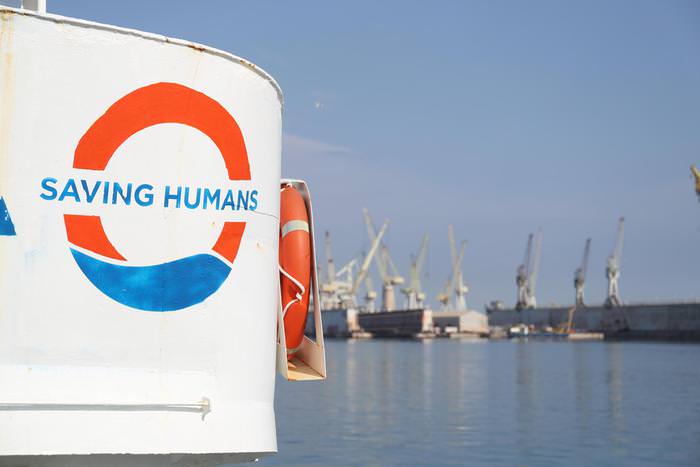 Mare Jonio, sbarcato migrante in cattivo stato di salute: Salvini e Di Maio tuonano contro l’equipaggio