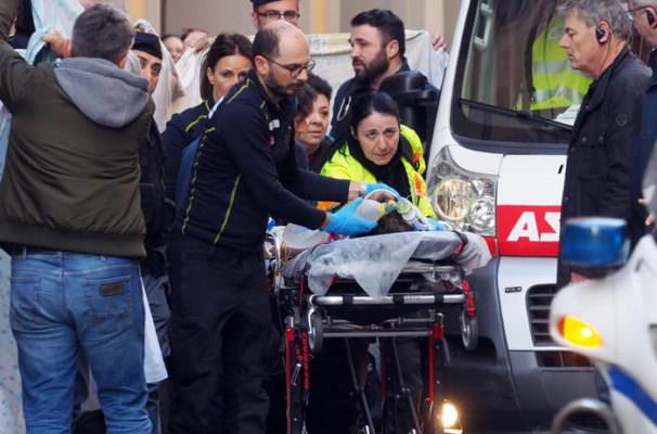 Morto il bimbo di 2 anni caduto dal carro di Carnevale: aperto fascicolo contro ignoti
