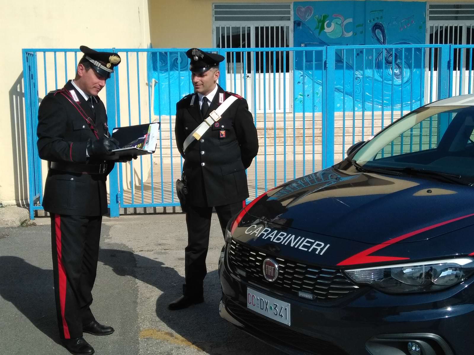 Non mandano i figli a scuola, gli insegnanti chiamano i carabinieri: denunciate 35 persone