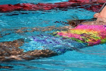 Istruttore di nuoto 20enne abusa di allieve di 6 e 7 anni: almeno trenta i casi