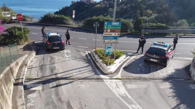 Nascondeva droga nel retro del suo negozio: arrestato 34enne per spaccio