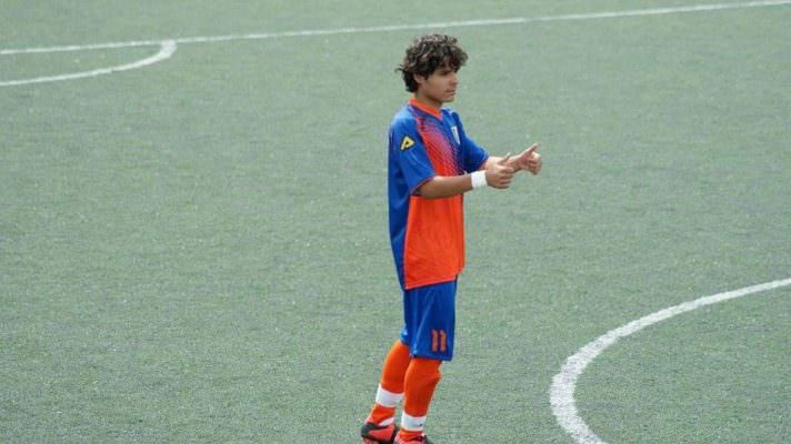 Tragedia in campo, Roger muore a 22 anni durante una partita di calcio: malore fatale davanti agli spettatori