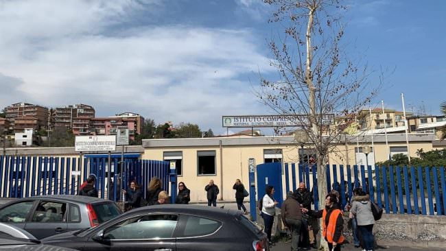 Terrore infondato, folla di genitori alla Tomasi di Lampedusa: “Nessun panico” – VIDEO