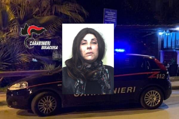 Ruba utensili da cucina all’interno di un supermercato: in manette una 39enne