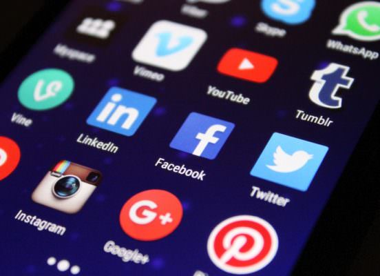 Vantaggi e svantaggi dei social media, come la tecnologia ha cambiato l’esperienza sociale