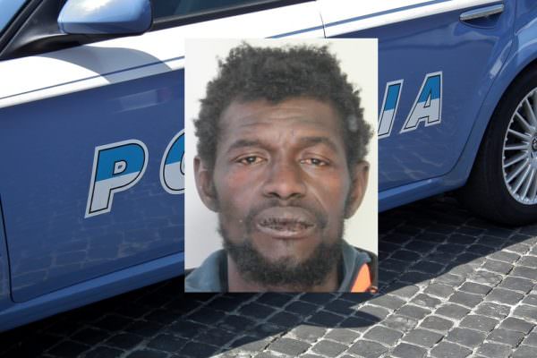 Catania, ruba iPhone X con un complice poi fugge e aggredisce giovane con bastone: arrestato 42enne