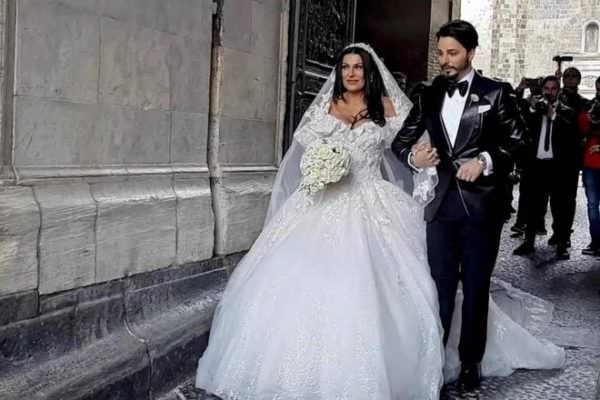 Carrozza, giocolieri e corteo non autorizzato: le nozze di Tony Colombo e Tina Rispoli “paralizzano” Napoli