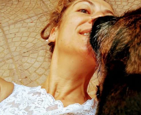 Choc in strada: artista 39enne si accascia a terra e muore durante passeggiata con il cane