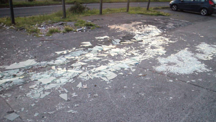 Viale Moncada, cumulo di vetri rotti ai piedi dell’istituto “Fontanarossa”: pericolo per gli studenti