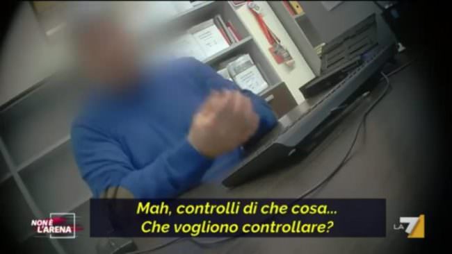 “Tranquillo, non fanno controlli”, scappatoie per ottenere il reddito di cittadinanza: licenziato dipendente CAF