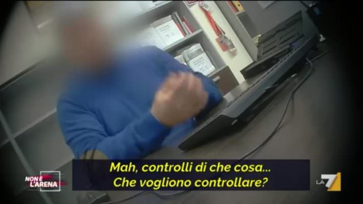 “Tranquillo, non fanno controlli”, scappatoie per ottenere il reddito di cittadinanza: licenziato dipendente CAF