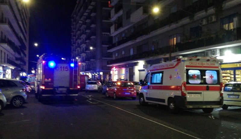 Incendio in viale Jonio, negozio divorato dalle fiamme: panico tra i presenti – Le FOTO Incendio in viale Jonio, negozio divorato dalle fiamme: panico tra i presenti – Le FOTO