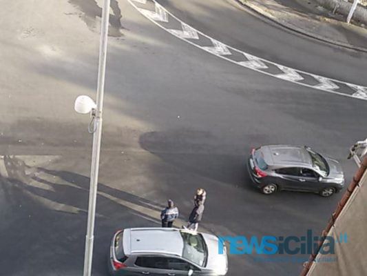 Incidente in viale Raffaello Sanzio a Catania, scontro tra auto e scooter: un ferito in ospedale