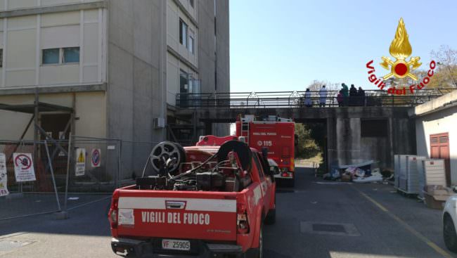Incendio all’ospedale di Acireale, a fuoco zona vicina al reparto Fisiatria: intervengono i vigili del fuoco – FOTO