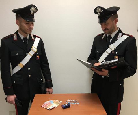 In manette due giovani pusher: nascondevano la droga “attaccandola” ai tubi dell’acqua