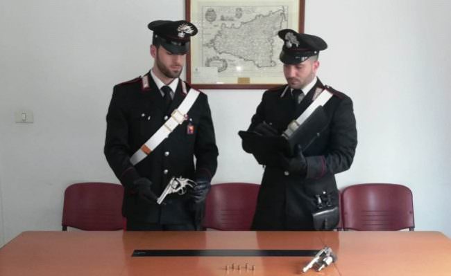 Armi in casa e allacci abusivi: arrestata intera famiglia
