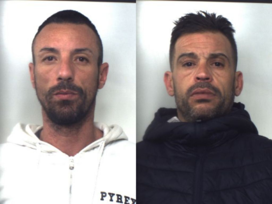 Armati assaltano pompa di benzina nel Catanese e portano via il denaro: arrestati 2 malviventi – VIDEO