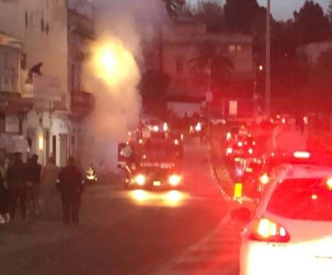Auto in fiamme a Ognina, panico tra gli automobilisti e strada bloccata