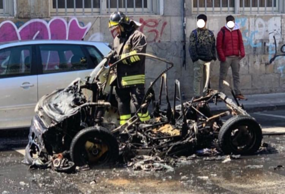 Fiamme e fumo nero avvolgono Minicar in via Cesare Vivante, paura davanti al Vaccarini – FOTO e VIDEO