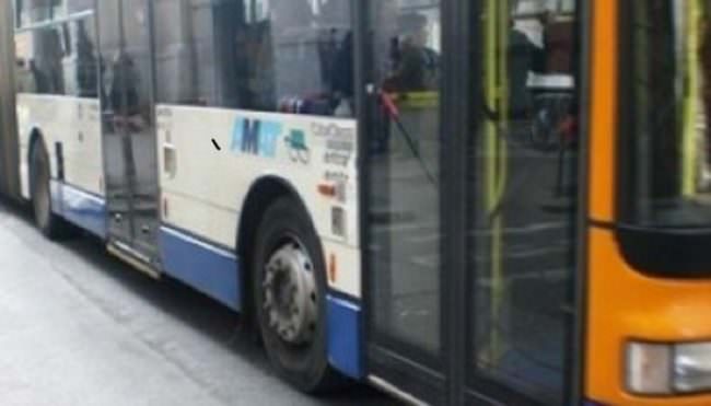 Ragazzini rompono vetro dell’autobus con il martelletto rubato a bordo: indagini in corso