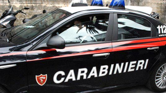 Investe pedone, fugge via e poi si pente: 55enne si presenta dai carabinieri