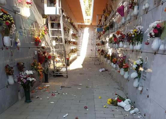 Vasi distrutti, lapidi danneggiate e fiori a terra: vandali in azione al cimitero