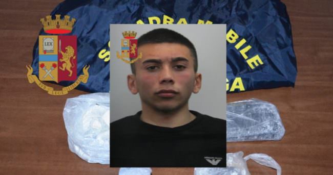 Cocaina sotto il maglione: arrestato 18enne
