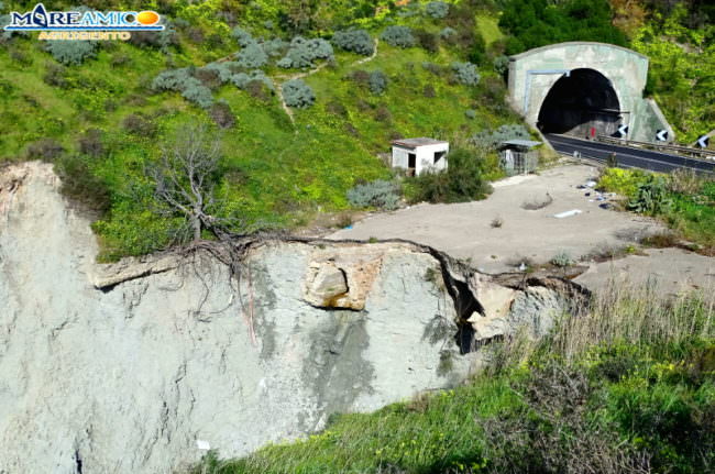 Emergenza erosione costiera, crolli e frane imminenti. La denuncia di Mareamico: “Ad Agrigento sta crollando tutto” – VIDEO