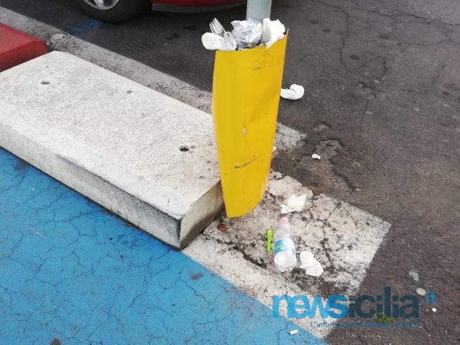 Catania, ancora incivili al lungomare: delineatori d’ostacolo distrutti e ricolmi di immondizia