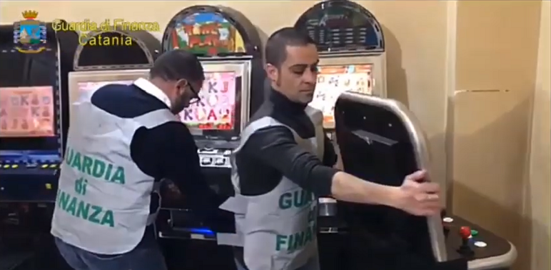 Sala giochi abusiva in una intercapedine tra due pareti: sequestrate 9 slot, 300 euro di incasso e denunciata la titolare – VIDEO