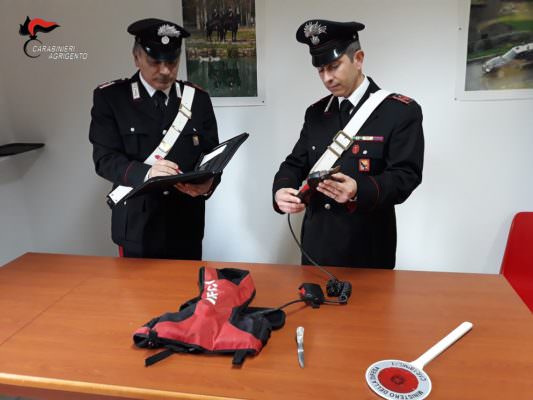 Ruba un paio di forbici, ma viene sequestrato e picchiato: arrestati due agricoltori