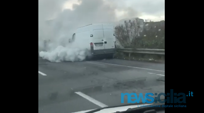 Fumo da un furgoncino vicino Scaringi: traffico in tilt – VIDEO