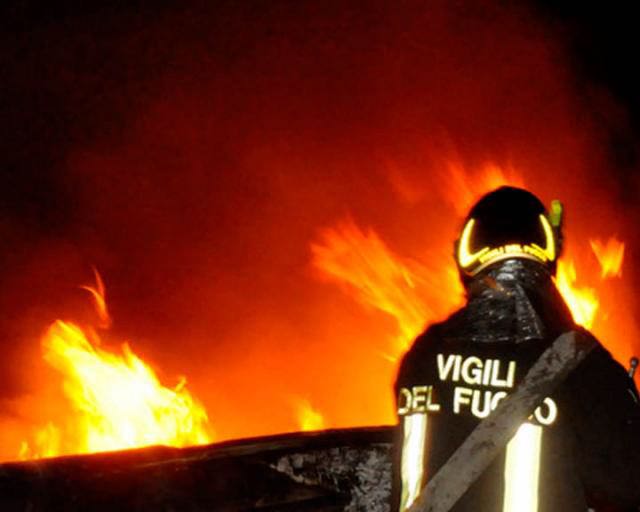 Dà fuoco a due macchine e una palazzina: trovato il responsabile