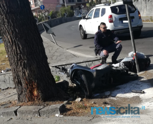 Violento incidente in circonvallazione, motociclista rimane a terra in una maschera di sangue
