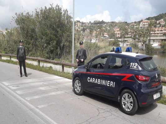 Prova a rubare un’auto ma viene bloccato e arrestato da un carabiniere libero da servizio