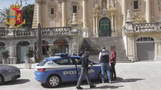 Baby delinquente fermato dalla polizia: bullismo, estorsioni e rapine