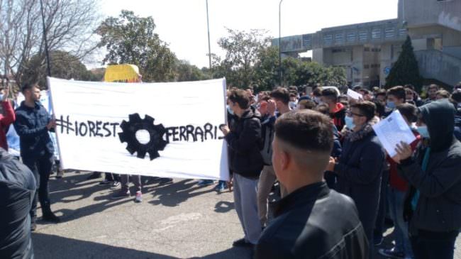 Caos scuola Galileo-Ferraris per accorpamento al De Nicola: niente identità e rammarico. Ancora autogestione