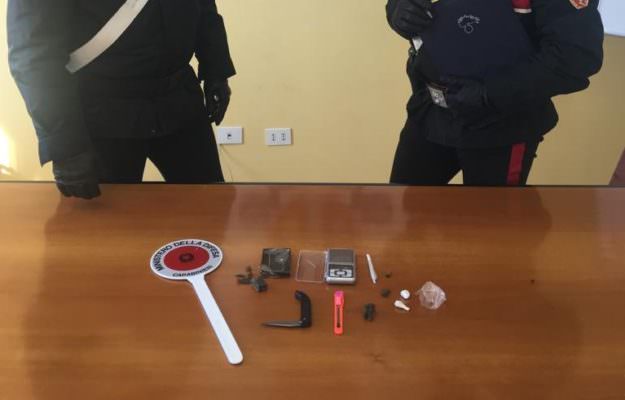 Hashish in casa: scattano le manette per 37enne