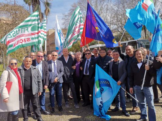 Crisi Amt, manifestazione dei sindacati a piazza Roma: per 4 ore i lavoratori hanno “incrociato” le braccia