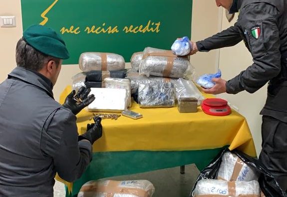 Marijuana, coca e hashish: 183 chili e oltre 3 milioni di euro di droga nel Catanese