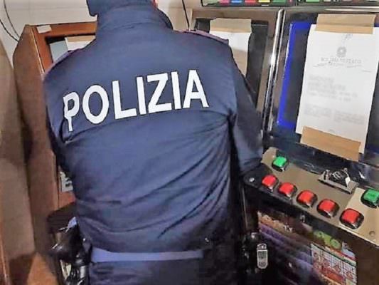 Irruzione in una sala giochi del quartiere Borgo: sequestri e sanzioni per 140mila euro