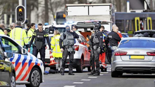 Uomo spara contro passeggeri di un tram: un morto e diversi feriti. La polizia: “Possibile movente terroristico”