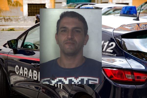 Tenta furto in un bar, messo in fuga si nasconde in una scuola e ruba dalle macchinette