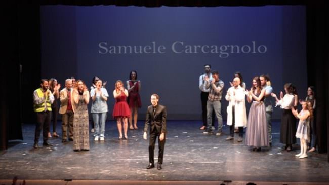 “Che fine ha fatto la poesia?”, tra sogno, realtà e ribellione. Standing Ovation per il “futuro in scena”