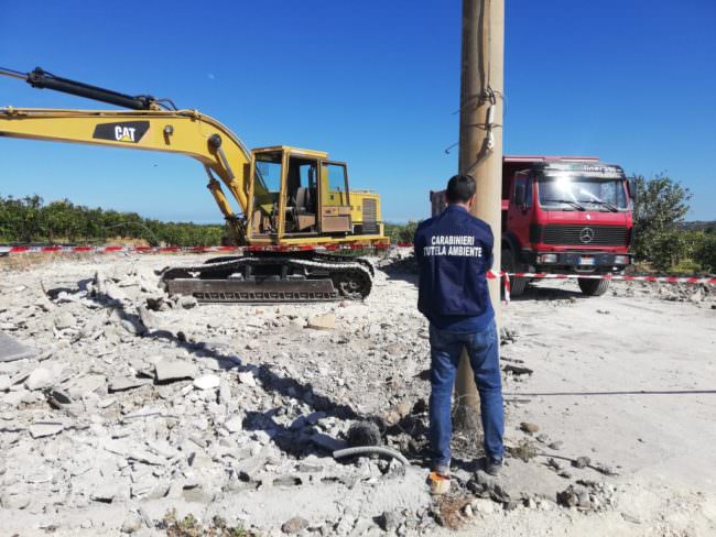 Scoperta discarica abusiva in un’azienda agricola: area sequestrata e proprietari denunciati – LE FOTO
