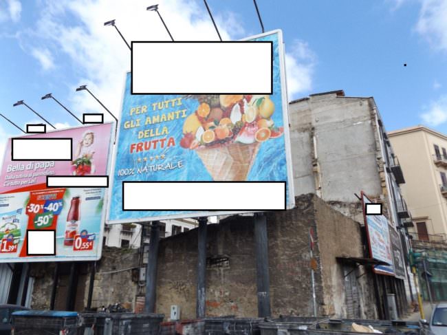 Lotta all’abusivismo pubblicitario: rimossi cartelloni che coprivano un bene monumentale